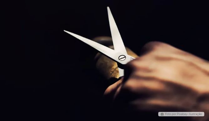 Adolescente dá tesourada no pescoço de colega dentro da escola