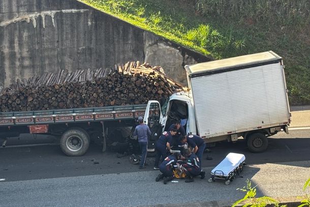 Acidente envolvendo dois caminhões deixa uma pessoa ferida na Dom Gabriel