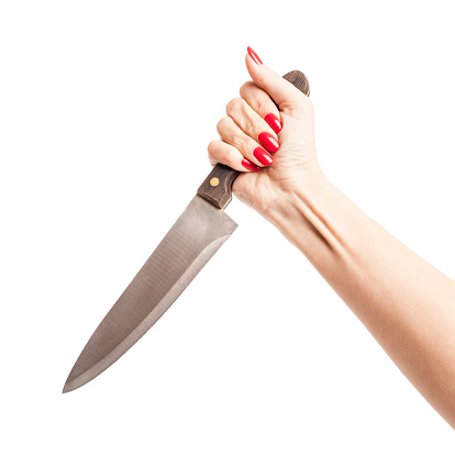 Mulher usa uma faca para ameaçar companheiro e fugir das agressões