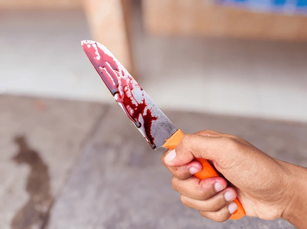  Idosa esfaqueia companheiro durante discussão