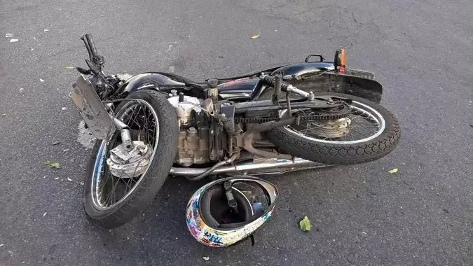 Após sofrer acidente, homem é preso por estar trafegando com moto irregular