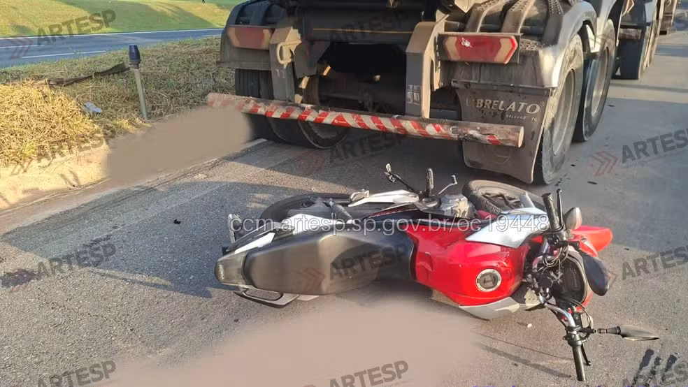  Motociclista morre após bater em caminhão parado na Bandeirantes