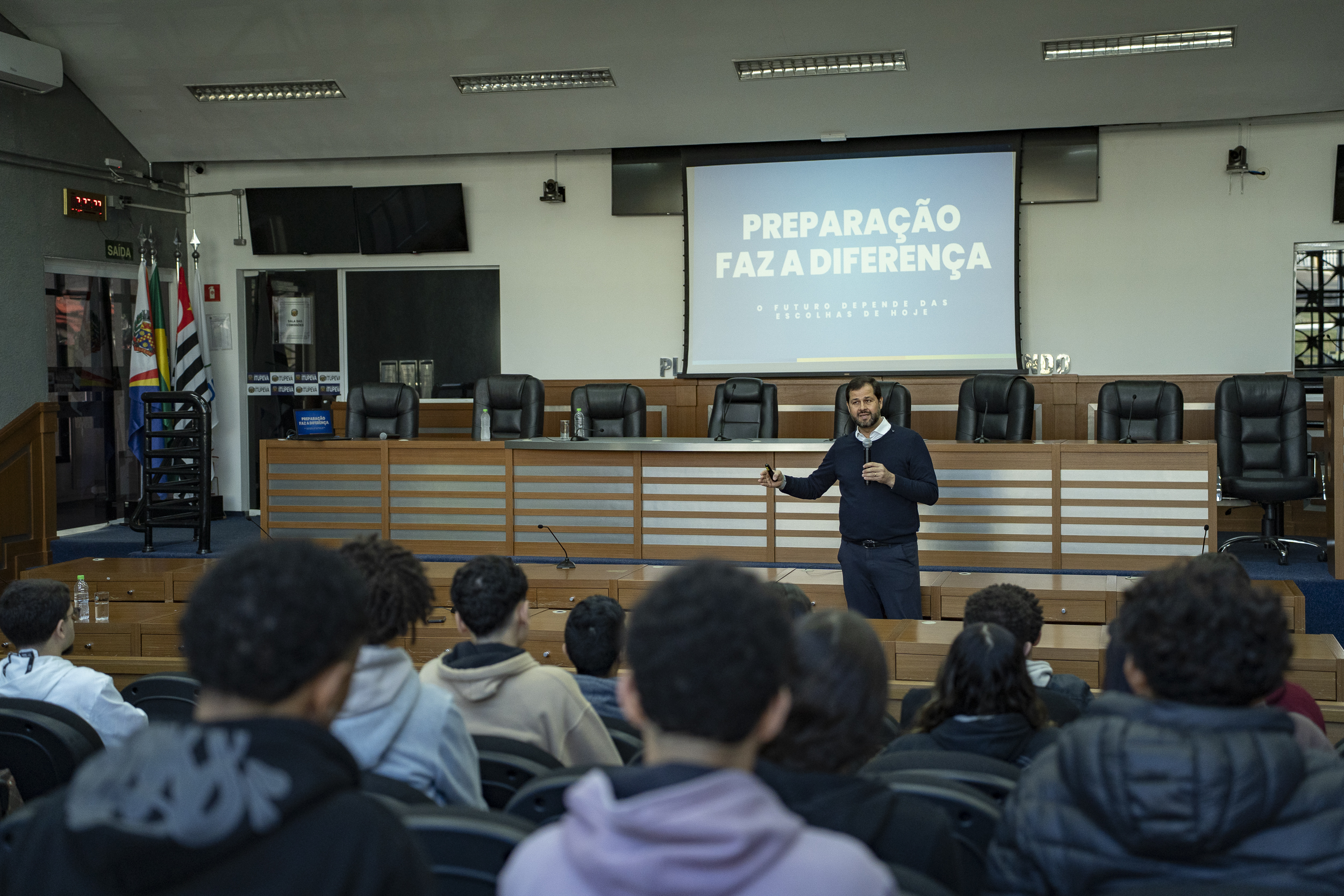 Luiz Fernando debate com jovens itupevenses políticas para oportunizar jovens