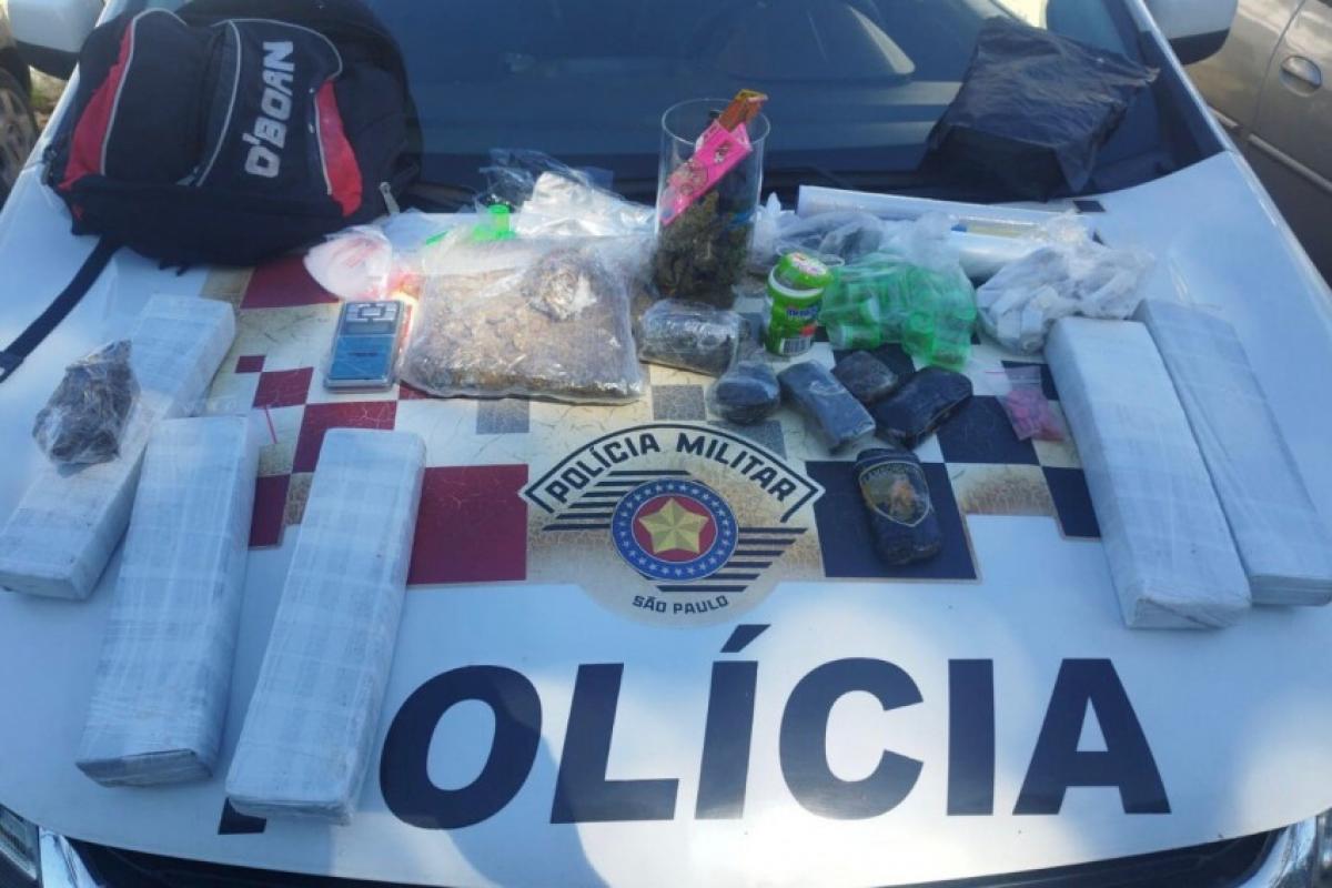 Dupla é presa e drogas são apreendidas escondidas em carro e casa