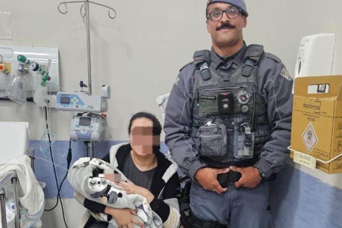  Policiais salvam recém-nascido, de 16 dias, que estava engasgado