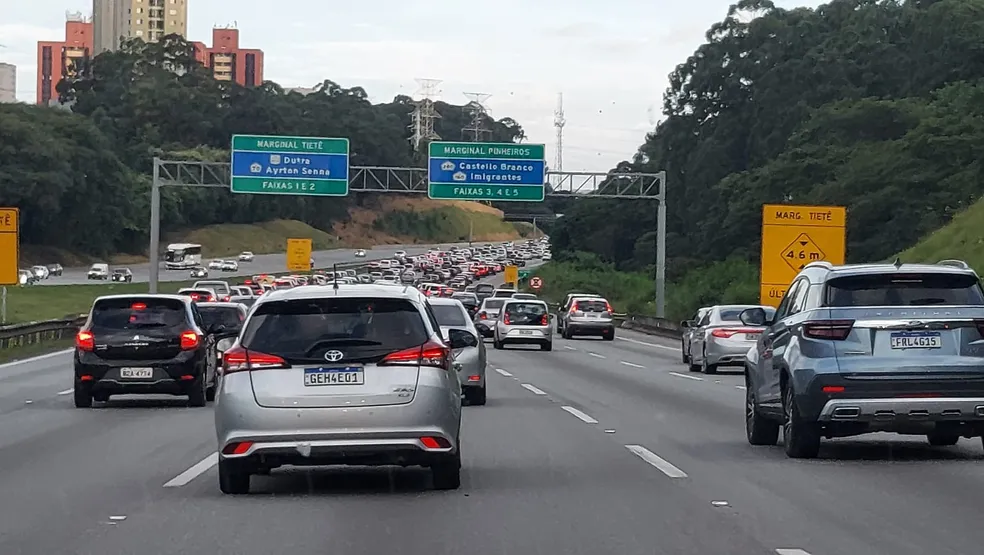 Acidente entre carro e caminhão deixa uma pessoa ferida na Bandeirantes