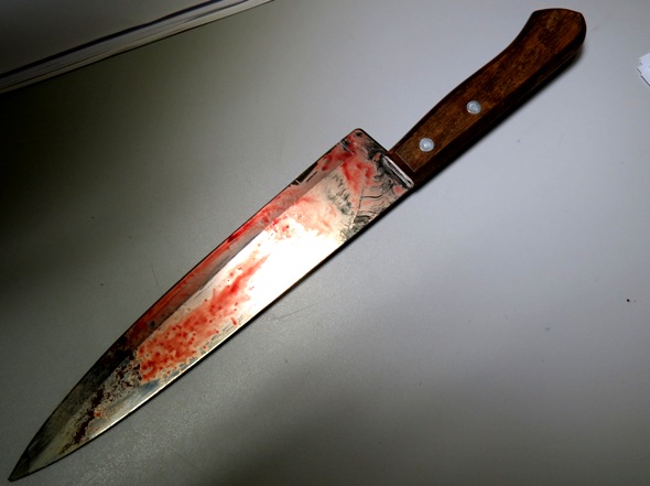 Marido é preso após esfaquear esposa por ciúmes
