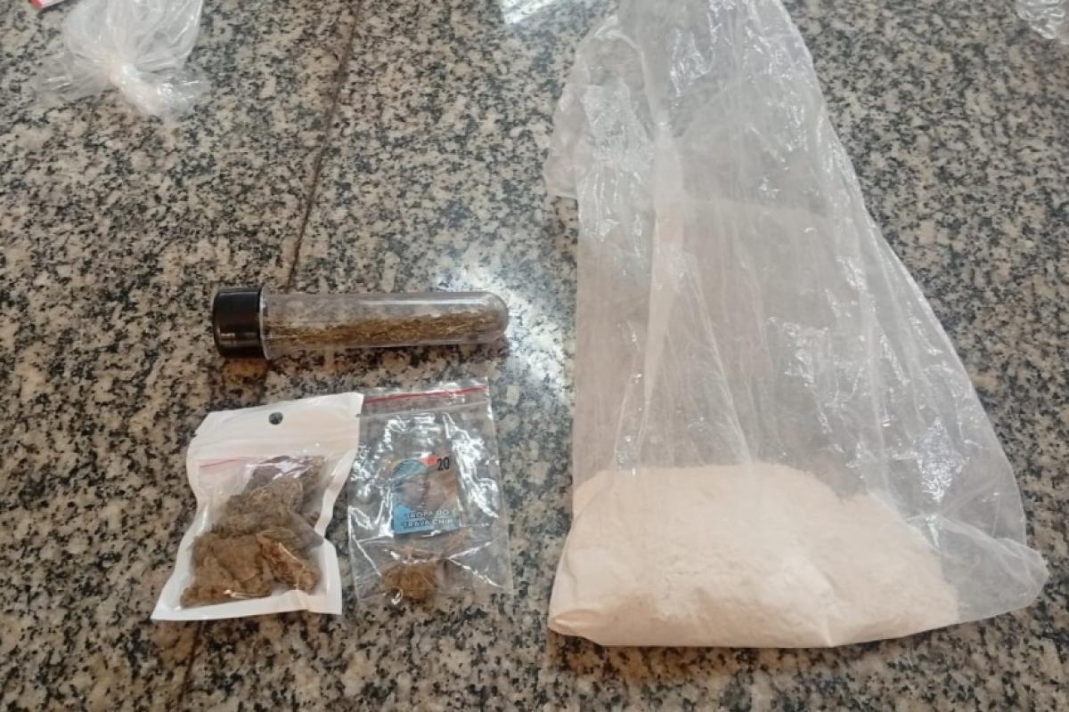  Grupo é detido após tentar passar a noite cheirando cocaína e fumando maconha