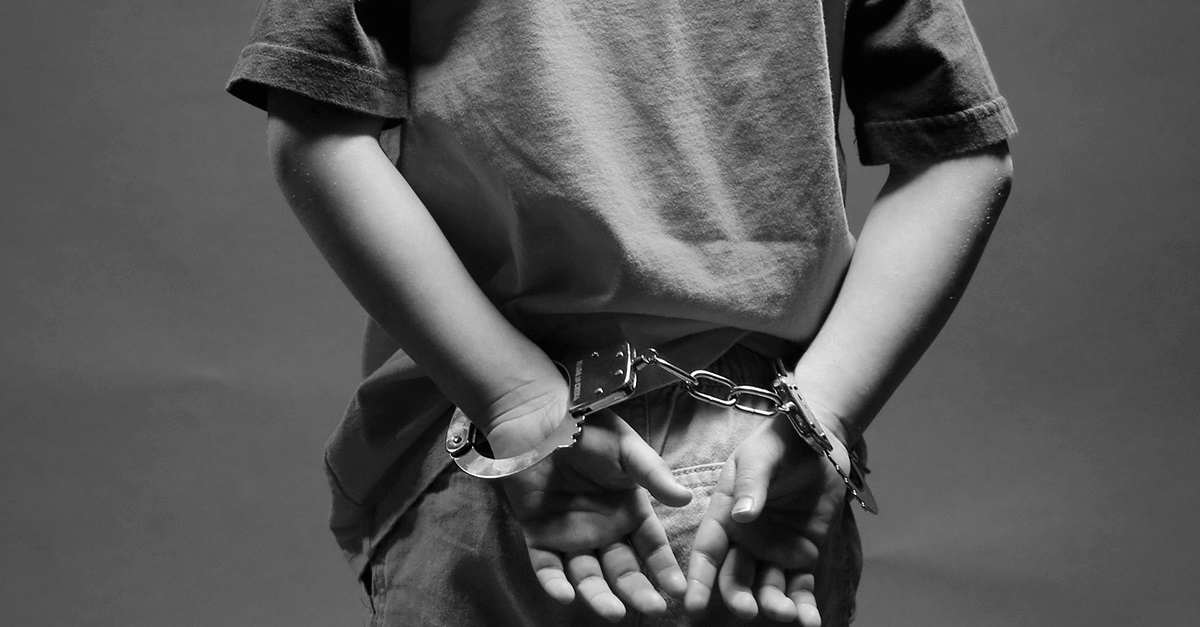  Adolescente é apreendido com 56 porções de cocaína e R$ 1,1 mil