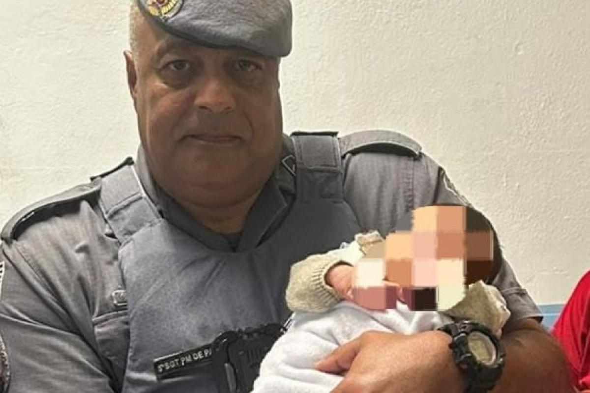  Policiais salvam a vida de bebê de três dias de idade que estava engasgado