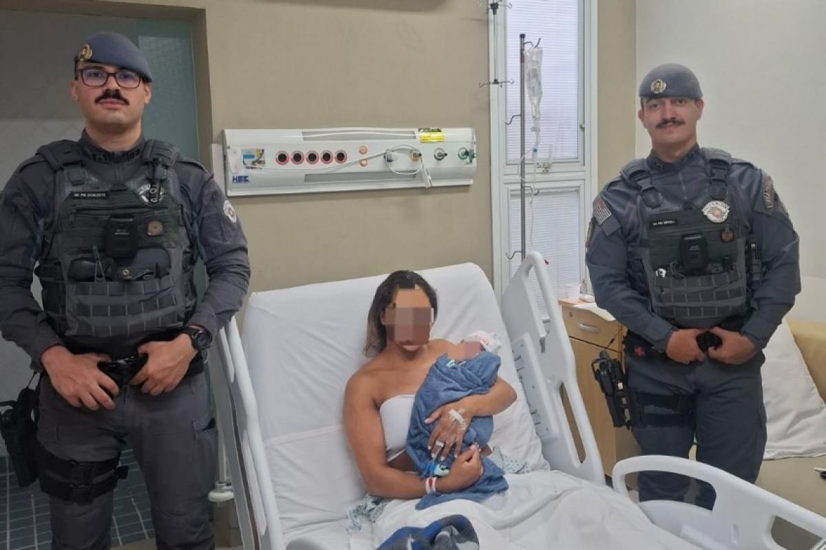  Polícia escolta carro com gestante em trabalho de parto até o hospital